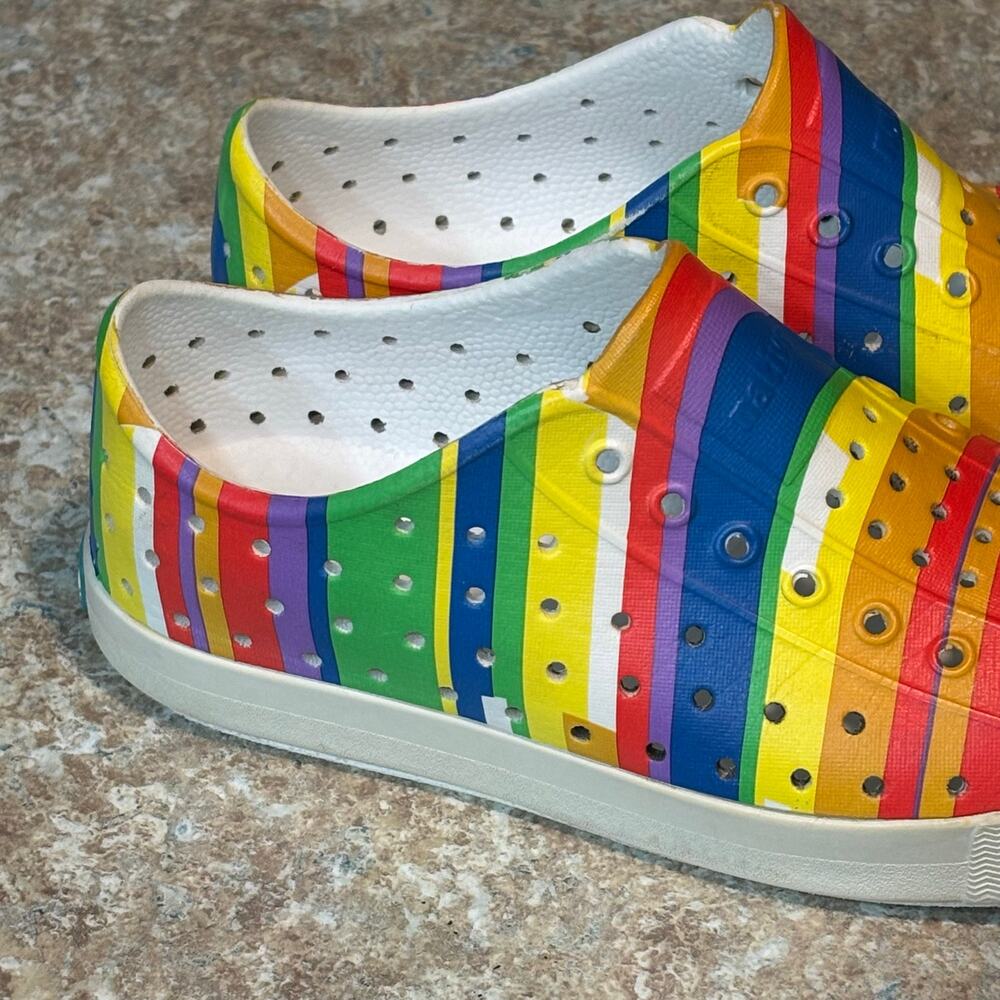 Native Jefferson Kids Water Rainbow Striped Slip on Casual Shoes Size J2 - Picture 10 of 11